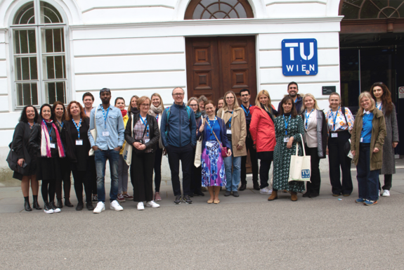 Gruppenfoto mit Teilnehmer_innen der TUW-Staff-Week vor dem TUW Hauptgebäude.