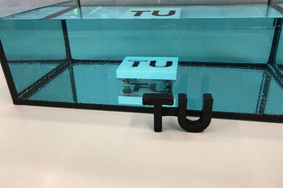 [Translate to English:] Das neuartige Material kann sogar unter Wasser ausgehärtet werden.