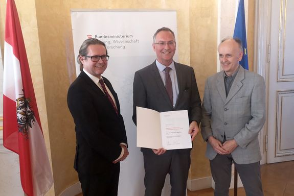 drei Personen in feierlichem Ambiente