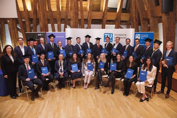 Group picture with the Alumni