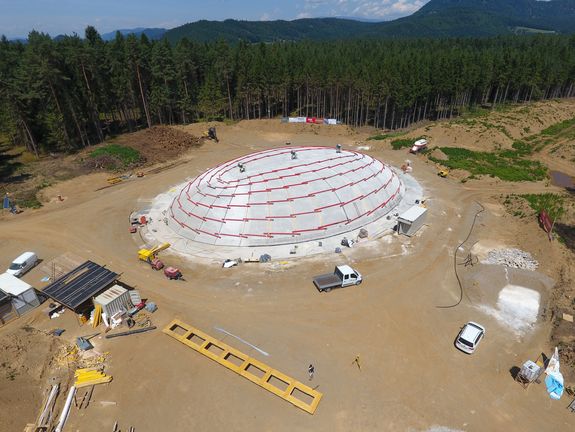 Durch Aufblasen eines Luftkissens wird der Beton angehoben und gewölbt. Durch Aufblasen eines Luftkissens wird der Beton angehoben und gewölbt.
