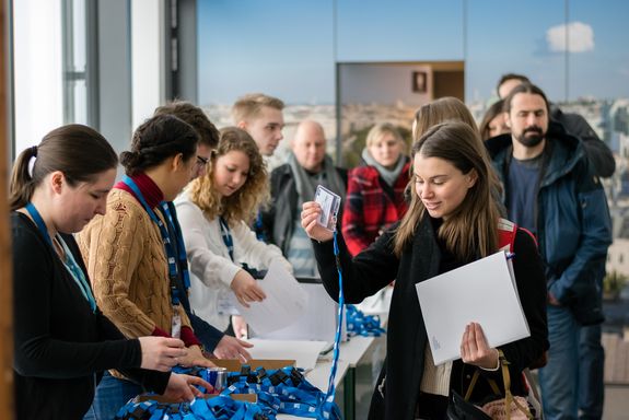 [Translate to English:] The crowd is arrinving