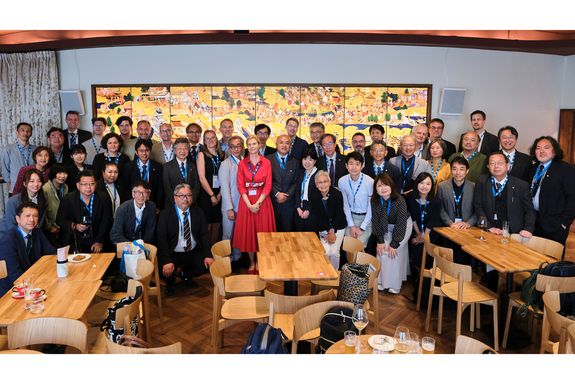 Gruppenfoto von etwa 40 Japanern und Österreichern