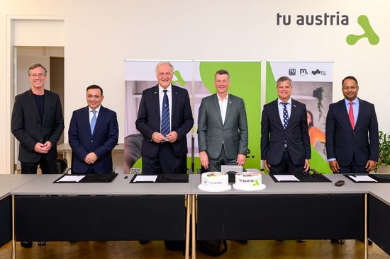Gruppenfoto; von links nach rechts: Elmar Pichl (Leiter der Hochschulsektion im BMFWF), Zubin Karkaria (Founder and CEO, VFS Global Group), Peter Moser (TU Austria-Präsident, Rektor Montanuniversität), Horst Bischof (Rektor TU Graz), Jens Schneider (Rektor TU Wien), Shri Shambhu S. Kumaran (Botschafter von Indien)