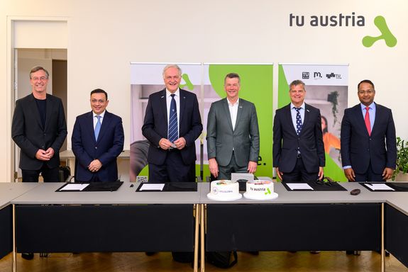Gruppenfoto; von links nach rechts: Elmar Pichl (Leiter der Hochschulsektion im BMFWF), Zubin Karkaria (Founder and CEO, VFS Global Group), Peter Moser (TU Austria-Präsident, Rektor Montanuniversität), Horst Bischof (Rektor TU Graz), Jens Schneider (Rektor TU Wien), Shri Shambhu S. Kumaran (Botschafter von Indien)