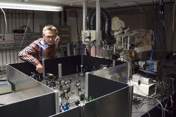 Prof. Gerhard Schütz mit Laser-Strahlengang und Mikroskop