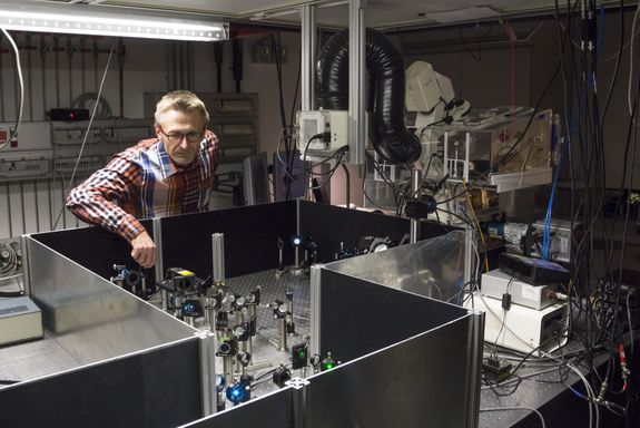 Prof. Gerhard Schütz mit Laser-Strahlengang und Mikroskop