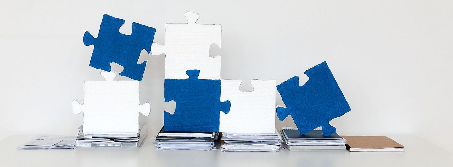 Puzzlesteine in weiß und blau