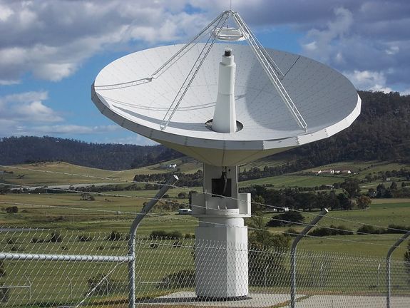 Radioteleskop (12 m Durchmesser) nahe Hobart, Tasmanien.