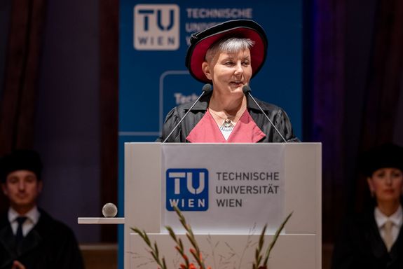 Sabine Cirtek steht vor einem Pult und hält eine Rede