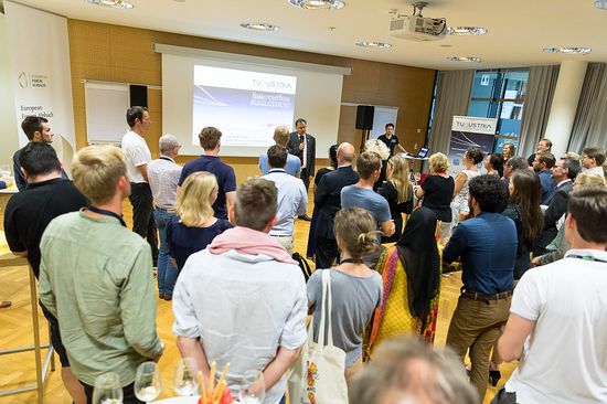 Wilfried Eichlseder spricht in ein Mikrofon, umgeben von Teilnehmer_innen