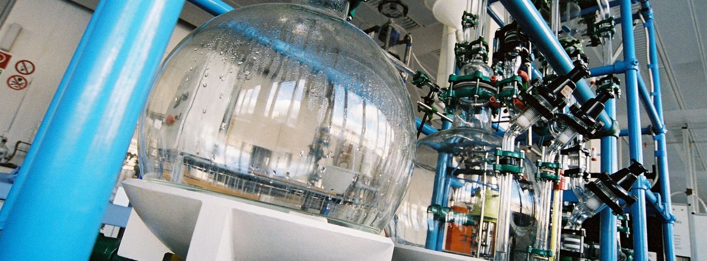 Eine zusammenhängende System aus mehrere Teilen. Im Vordegrund ist ein Glaskugel in dem Wasserkondensation abläuft.