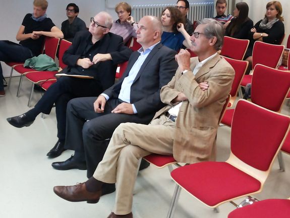 Die Jury (von links nach rechts): Prof. Klaus Jung, Univ.Prof. Dipl-Ing. Arch. Dietmar Wiegand, Klaus-Hennning Rosen Die Jury (von links nach rechts): Prof. Klaus Jung, Univ.Prof. Dipl-Ing. Arch. Dietmar Wiegand, Klaus-Hennning Rosen