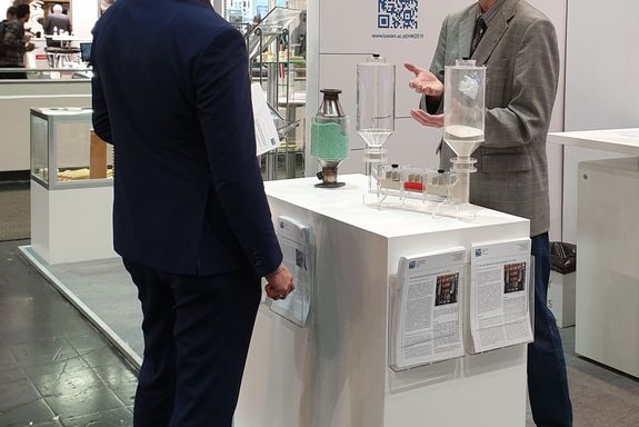 Prof. Dr. Heimo Walter talking to a visitor about the highly dynamic heat storage.