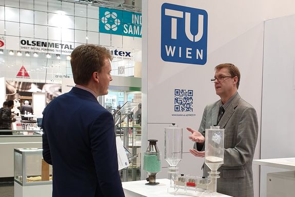 Prof. Dr. Heimo Walter spricht mit einem Besucher über den hochdynamischen Wärmespeicher.
