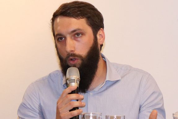 Eine Großaufnahme von Christoph Kirchberger, der ins Mikrofon spricht.