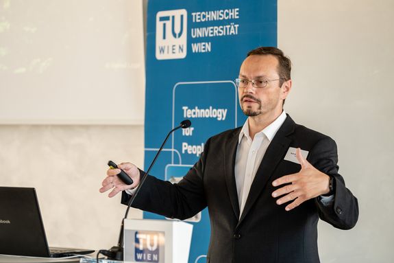 Kurt Rosivatz vor dem Rednerpult