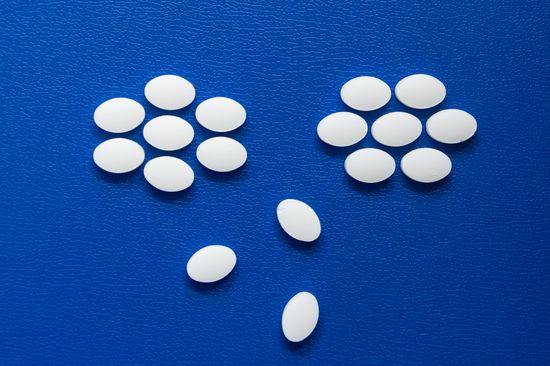 Bonbons auf blauem Untergrund