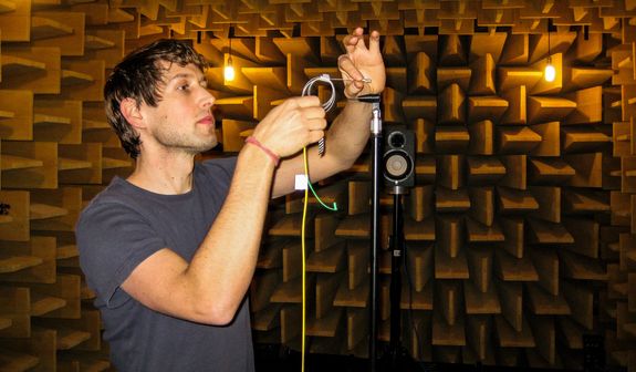 Balthasar Fischer bei Tests im schalltoten Raum