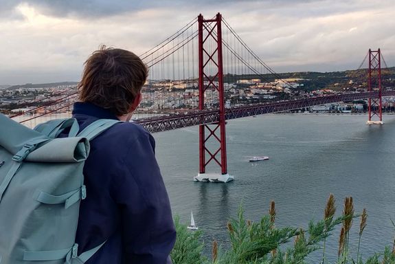 Blick auf die Brücke und Stadt
