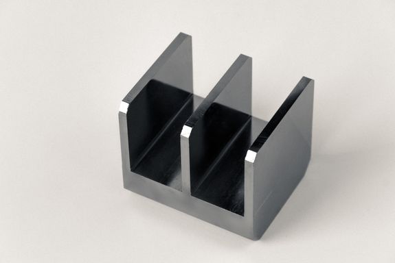 Neutronen-Interferometer aus Silizium: Die Neutronen werden (von der linken oberen Bildecke aus) auf die erste Platte geschossen. Dort wird der Neutronenstrahl wellenartig in zwei Teile geteilt, von der zweiten Platte wieder zusammengeführt, sodass sie sich an der dritten Platte treffen.