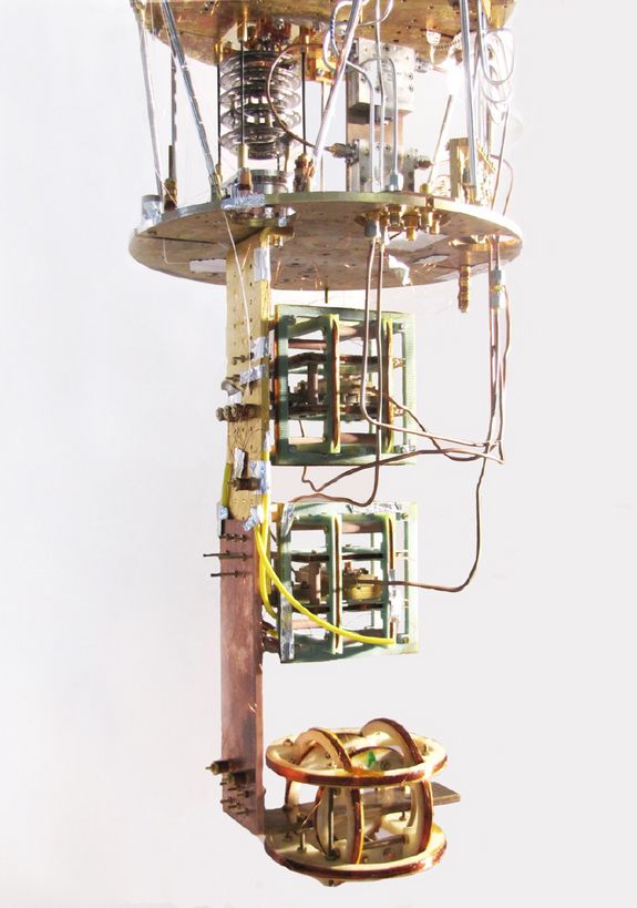 Messapparatur zur Herstellung von langlebigen Quantenzuständen. Um den Einfluss von thermischen Rauschen auszuschliessen, wird der Aufbau auf 20 Milligrad (-273.13°Celsius) über dem absoluten Nullpunkt abgekühlt.