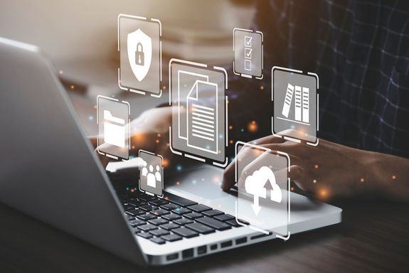 Foto einer Person am Laptop, ergänzt um Open Science Symbole