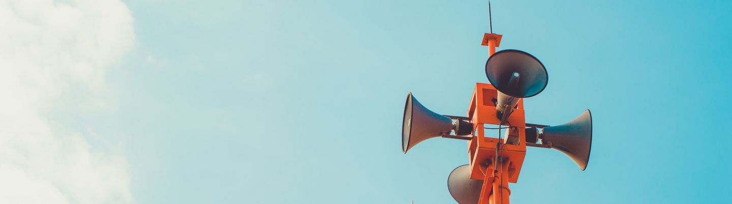 Stadionlautsprecher vor blauem Himmel