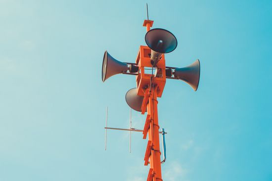 Stadionlautsprecher vor blauem Himmel