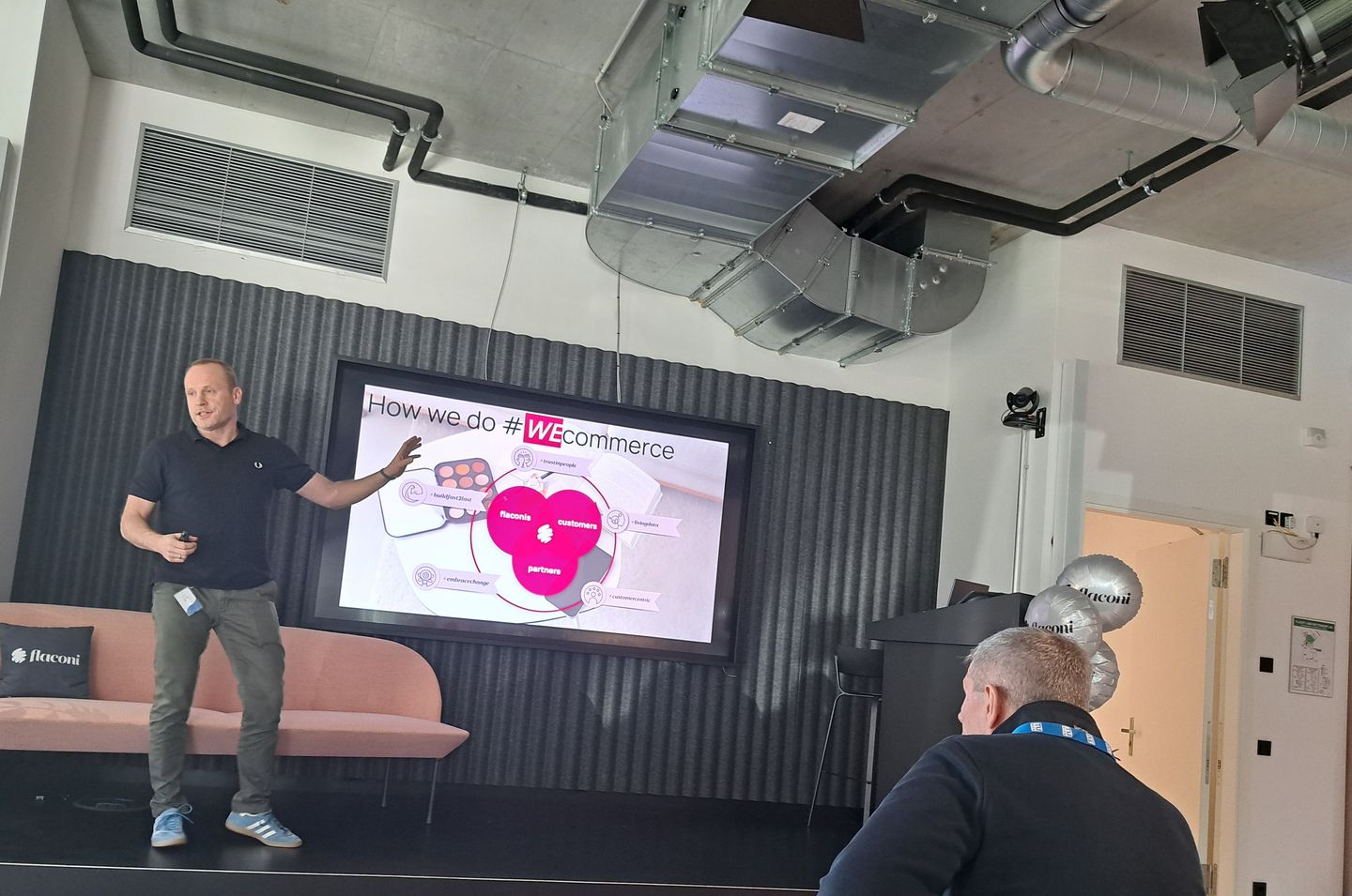 Einen Mann hält eine Präsentation über E-commerce
