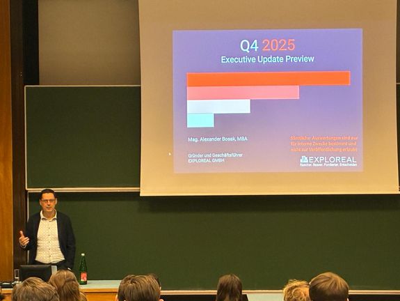 [Translate to English:] Alexander Bosak während seines Vortrags