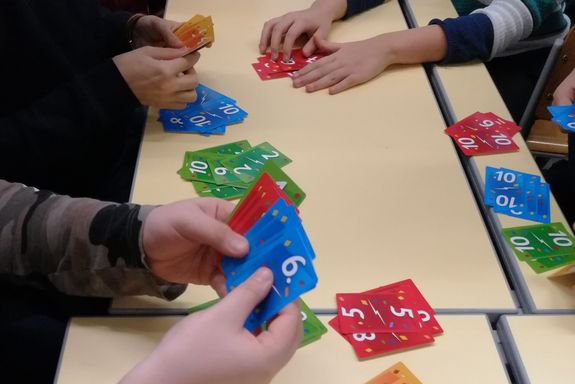 Technik bewegt Informatik Hände Jugendliche mit Karten