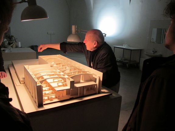 Walter Fritz erklärt das Modell bzw. die Ausgestaltung der neuen Modellbauwerkstatt