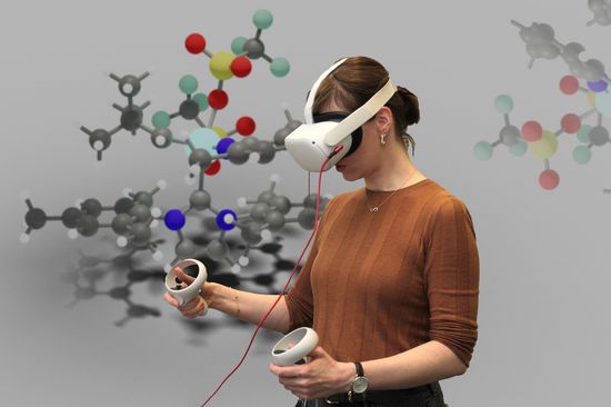 Frau mit VR-Brille und Controllern