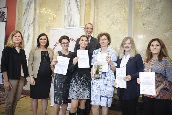 v.l. v.l.n.r.: Jurorin Bettina Leidl (Kunst Haus Wien), Bundesministerin Elisabeth Köstinger, Isabella Ellinger (MedUni Wien), Claudia Eder (Orthopädisches Spital Speising), Bundesminister Heinz Fassmann, Enikö Kallay (MedUni Wien), Ildikó Merta (TU Wien), Vito