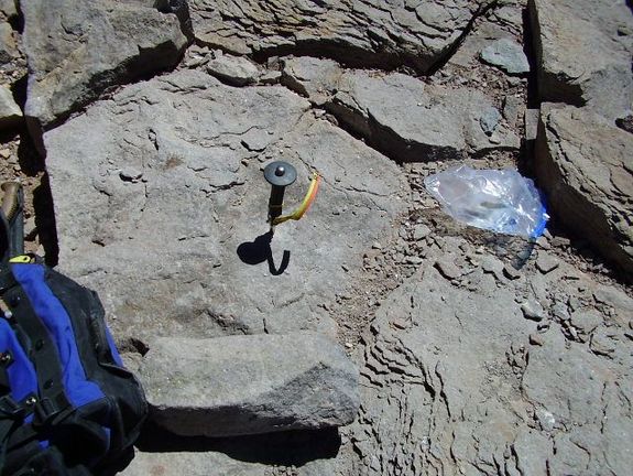 Abb. 3: Mit einem speziell fuer Bergsteiger entwickelten System vermarkte das Team als Erste den hoechsten Punkt Amerikas.