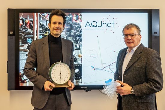 Thorsten Schumm (mit Uhr) und ACONET-Vorsitzender Bernd Logar (mit Glasfaserkabel)