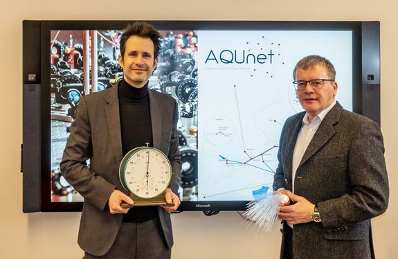 Thorsten Schumm (mit Uhr) und ACONET-Vorsitzender Bernd Logar (mit Glasfaserkabel)