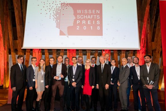 Wirtschaftsministerin Margarete Schramböck, TU Wien Vizerektor Johannes Fröhlich, IV-Generalsekretär Christoph Neumayer und TÜV AUSTRIA CEO Stefan Haas mit den Gewinner_innen 2018 | Foto: APA/Buchacher