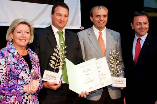 v.l.n.r.: Geschäftsführerin des Bohmann-Verlags Gabriele Ambros, Heliovis-Chef Felix Tiefenbacher, Prof. Markus Haider, Umweltminister Nikolaus Berlakovich (Foto: Anna Rauchenberger)