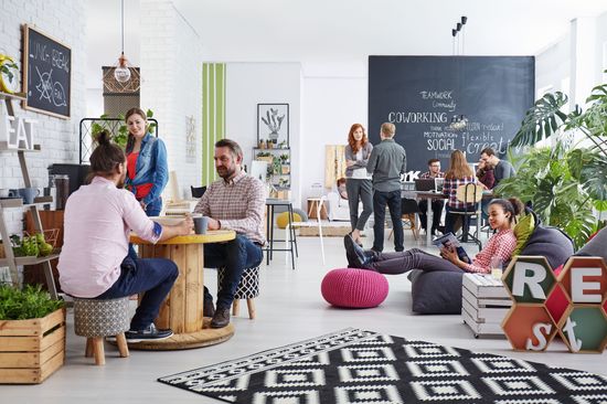 [Translate to English:] Menschen in einem co-working space