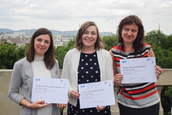 Dipl.-Ing. Timea Turdean, Mag. Domenica Hofmann und Mag. Amra Drnda freuen sich über das MBA-Stipendium