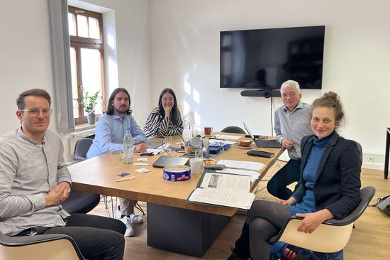 Daniel C. Rosenfeld in einer Besprechung mit 4 anderen Personen im München