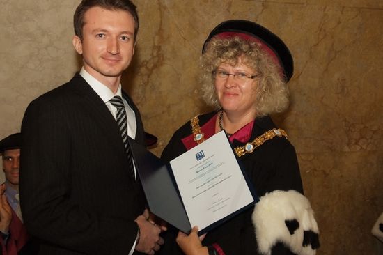 Dr. Elvis Mujagic und Rektorin Sabine Seidler