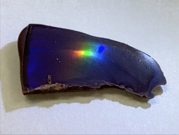 Ein Stück schillernde Schokolade.