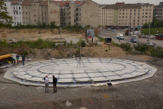 Metallverstrebungen halten die einzelenen mit Holzkeilen getrennten Segmente zusammen.
