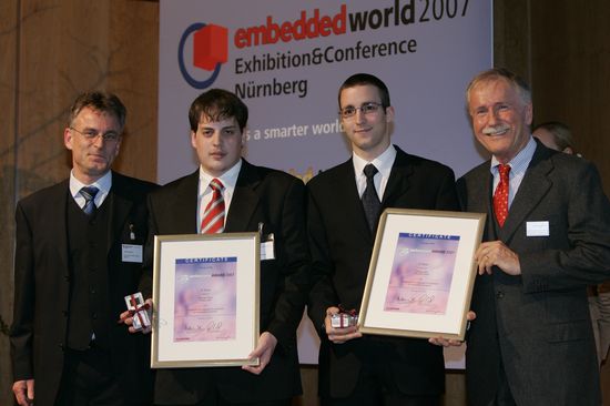 Überreichung: Prof. Sturm und Bernd A. Diederichs, Geschäftsführer NürnbergMesse mit den Preisträgern P. Jahn und T. Polzer von der TU Wien (Bildquelle: NürnbergMesse)