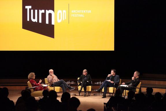 Podiumsdiskussion am TURN ON Festival
