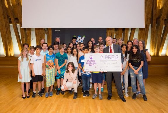 Gruppenfoto mit dem Preis