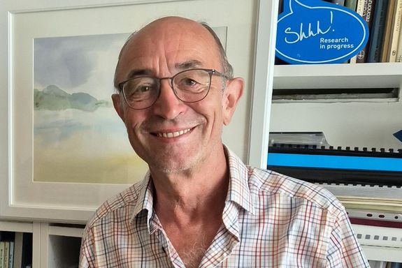 Günter Blöschl vor einer Bücherwand
